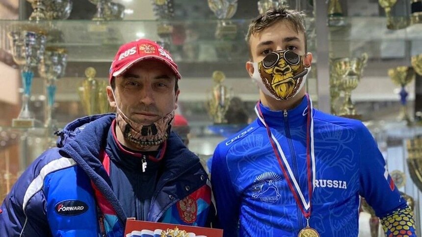 На фото: Илья Топтыго (справа) | Фото: группа &quot;Шорт-трек | Федерация Калининградской области&quot; / &quot;ВКонтакте&quot;