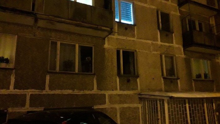 В окнах женщины на первом этаже с прошлого года горел свет | Фото: Ольга Запивалова / &quot;Клопс&quot;