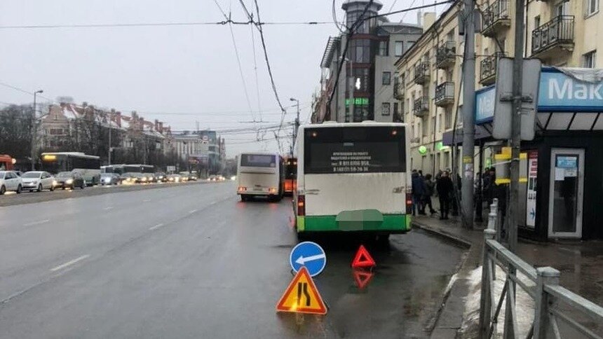 На Ленинском проспекте произошла авария с пассажирским автобусом - Новости Калининграда | Фото: Госавтоинспекция Калининградской области