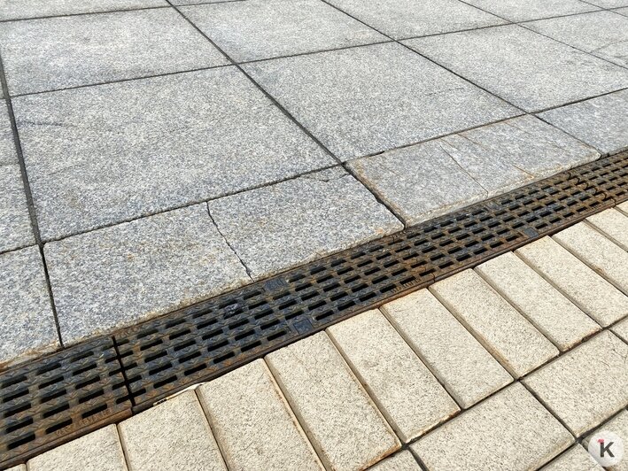 На площади Победы четвёртый год подряд трескается мраморная плитка (фото) - Новости Калининграда | Фото: Александр Подгорчук/"Клопс"