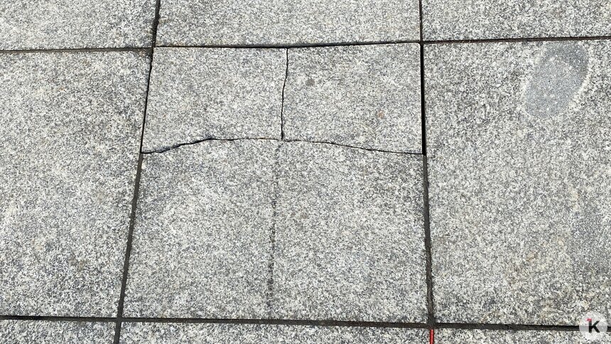 На площади Победы четвёртый год подряд трескается мраморная плитка (фото) - Новости Калининграда | Фото: Александр Подгорчук/"Клопс"