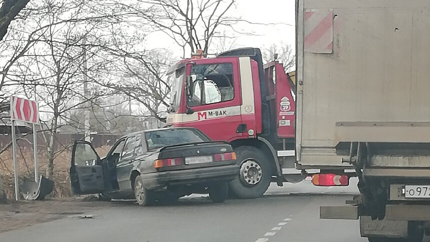 В Калининграде столкнулись легковушка и мусоровоз (фото) - Новости Калининграда | Фото очевидца