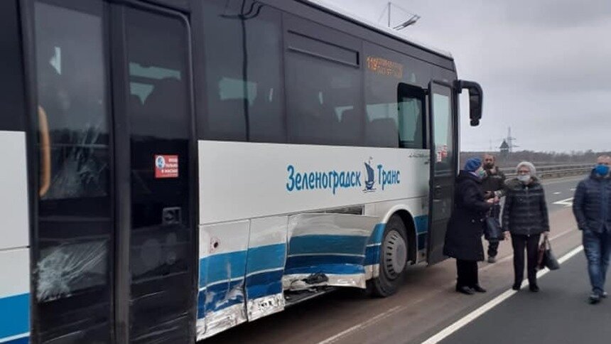 На съезде с Приморского кольца в аварию попал пассажирский автобус &quot;Калининград — Пионерский&quot; - Новости Калининграда | Фото: очевидец