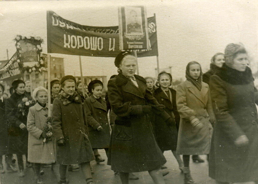 1951 год, калининградские старшеклассники на праздничной демонстрации. Из архива Лидии Чашиной | Фото из книги В. Воронова &quot;Калининград 1946–1966. Фотографии из семейного альбома&quot; 