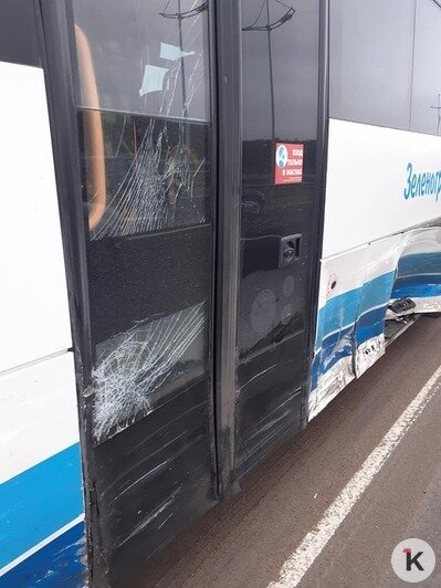 На съезде с Приморского кольца в аварию попал пассажирский автобус "Калининград — Пионерский" - Новости Калининграда | Фото: очевидец