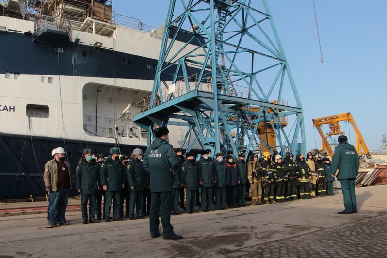 На заводе "Янтарь" прошли учения по ликвидации пожара на научно-исследовательском судне (фоторепортаж) - Новости Калининграда | Фото: пресс-служба ГУ МЧС по Калининградской области