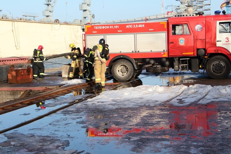 На заводе "Янтарь" прошли учения по ликвидации пожара на научно-исследовательском судне (фоторепортаж) - Новости Калининграда | Фото: пресс-служба ГУ МЧС по Калининградской области