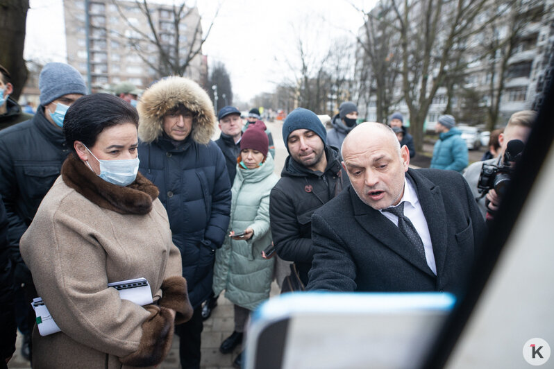 Провалы плитки и повреждённый постамент: озвучены замечания к подрядчику сквера на Рокоссовского (фото) - Новости Калининграда | Фото: Александр Подгорчук/&quot;Клопс&quot;