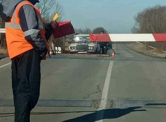 На трассе &quot;Черняховск — Озёрск&quot; &quot;Жигули&quot; врезались в отбойник у железнодорожного переезда (фото) - Новости Калининграда | Фото: очевидец