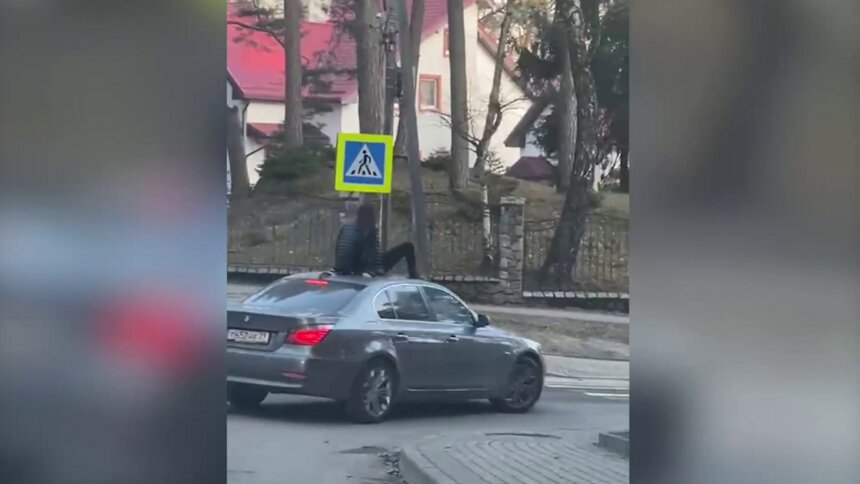 В Светлогорске водителя BMW оштрафовали за катание девушки на крыше (видео) - Новости Калининграда | Изображение: кадр из видео