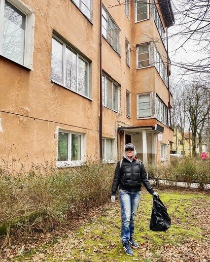 Восемь мешков мусора: активисты привели в порядок сквер у исторического здания на Расковой в Калининграде - Новости Калининграда | Фото: инициативная группа