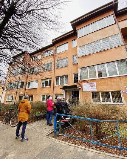 Восемь мешков мусора: активисты привели в порядок сквер у исторического здания на Расковой в Калининграде - Новости Калининграда | Фото: инициативная группа