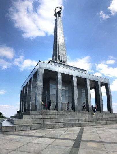 Славин-памятник в честь солдат Советской Армии | Фото: личный архив