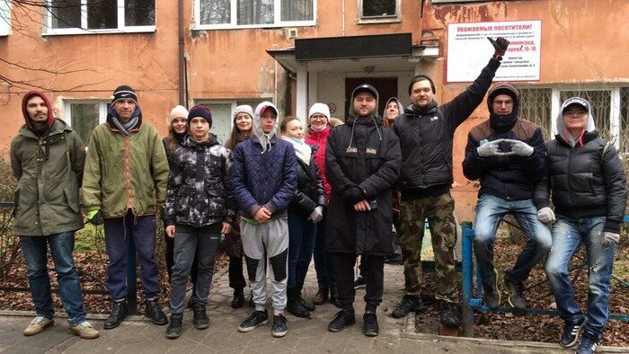 Восемь мешков мусора: активисты привели в порядок сквер у исторического здания на Расковой в Калининграде - Новости Калининграда | Фото: инициативная группа