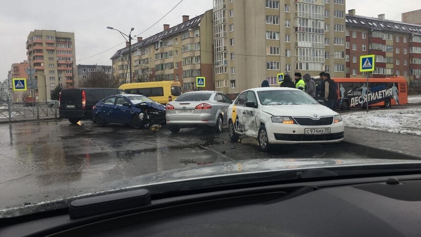 В Калининграде проезд по Карамзина оказался затруднён из-за ДТП (фото) - Новости Калининграда | Фото очевидца