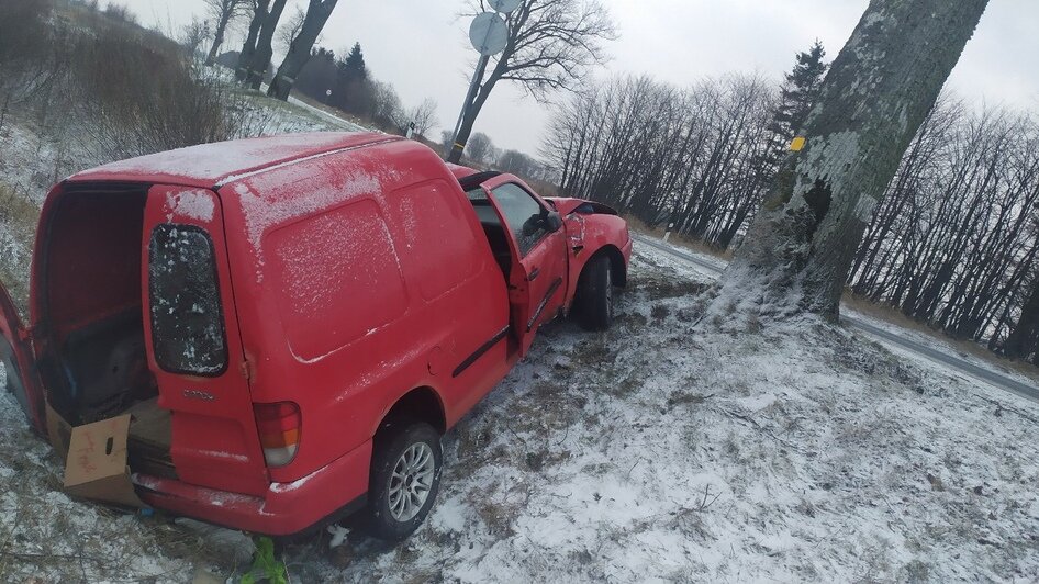 Очевидцы: по дороге в Ладушкин машина из-за сильного ветра съехала в кювет (фото) - Новости Калининграда | Фото очевидцев