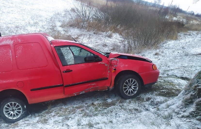 Очевидцы: по дороге в Ладушкин машина из-за сильного ветра съехала в кювет (фото) - Новости Калининграда | Фото очевидцев