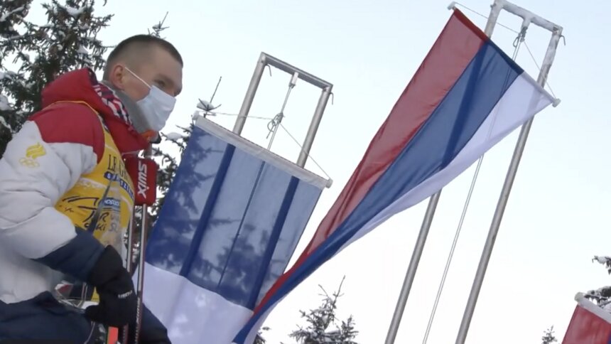 Россиянин Большунов победил в общем зачёте Кубка мира по лыжным гонкам - Новости Калининграда | Изображение: кадр из трансляции церемонии награждения / &quot;Яндекс.Эфир&quot;