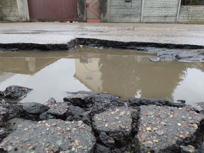 В Калининграде проезжая часть на Ломоносова сузилась до одной полосы из-за разрушения (фото) - Новости Калининграда | Фото: Павел Будников