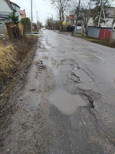 В Калининграде проезжая часть на Ломоносова сузилась до одной полосы из-за разрушения (фото) - Новости Калининграда | Фото: Павел Будников