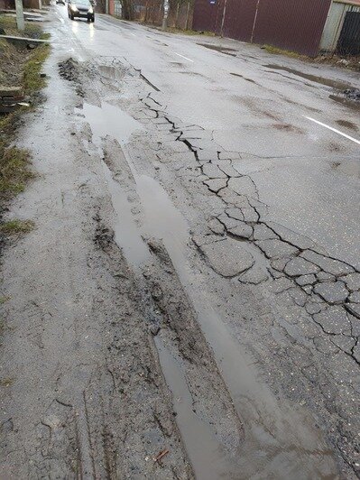 В Калининграде проезжая часть на Ломоносова сузилась до одной полосы из-за разрушения (фото) - Новости Калининграда | Фото: Павел Будников