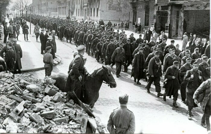 Немецкие военнопленные на улице прусского города, взятого советскими войсками | Фото: Калининградский областной историко-художественный музей