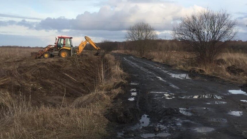 В Заостровье после случаев с застрявшими катафалками начали ремонтировать дорогу к кладбищу - Новости Калининграда | Фото: Антон Гендриксон