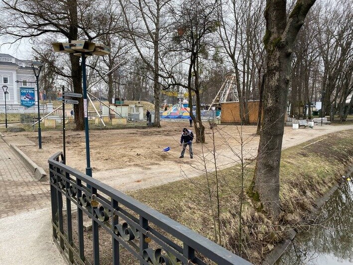 Утром 24 марта все конструкции убрали, площадку разровняли | Фото: Александр Подгорчук / &quot;Клопс&quot; 