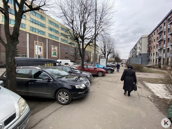 Как выглядит сейчас хаотичная парковка на Театральной (фото) - Новости Калининграда | Фото: Александр Подгорчук &quot;Клопс&quot;