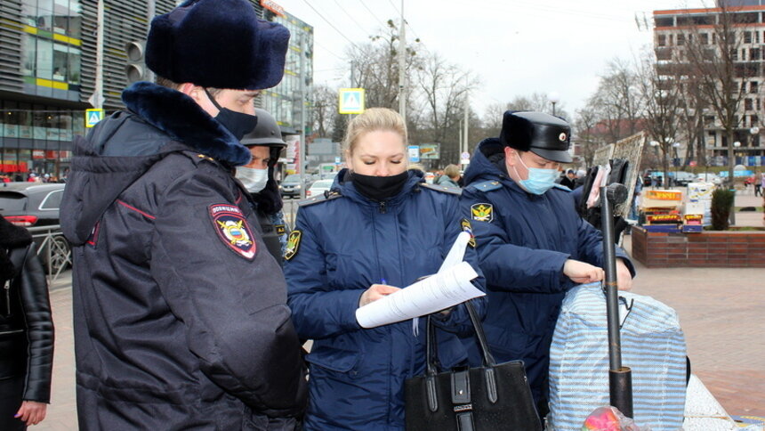 В Калининграде во время рейда приставы и полиция изъяли товар у нелегальных торговцев-должников   - Новости Калининграда | Фото: пресс-служба областного УФССП