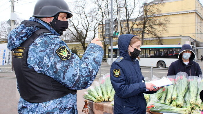 В Калининграде во время рейда приставы и полиция изъяли товар у нелегальных торговцев-должников   - Новости Калининграда | Фото: пресс-служба областного УФССП