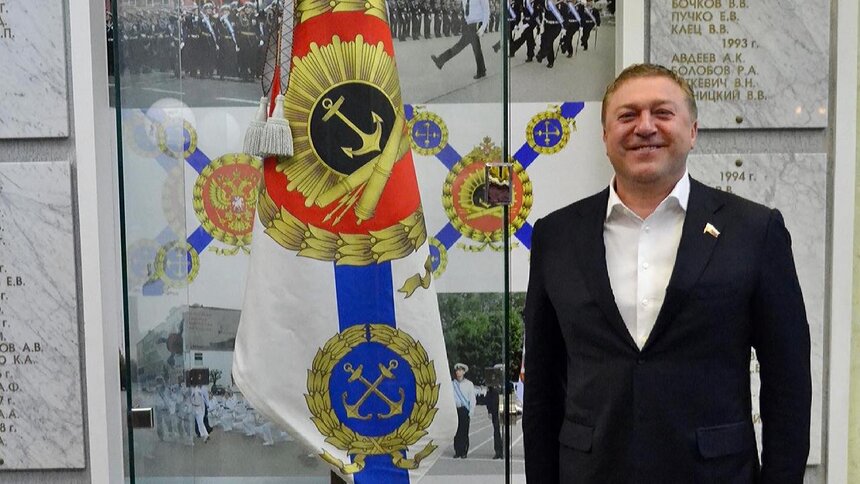 За вклад в патриотическое воспитание офицеров ВМФ: депутата Госдумы Ярошука наградили почётной медалью - Новости Калининграда | Фото: личная страница Александра Ярошука / Instagram