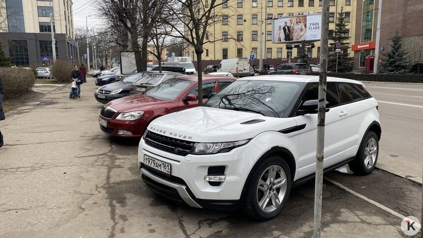 На фото: парковка на ул. Театральной  | Фото: Александр Подгорчук