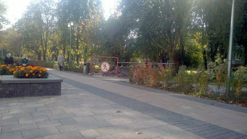 В Калининграде через 4 месяца после сдачи сквера на Рокоссовского вскрыли тротуар (фото) - Новости Калининграда | Фото: «Клопс»