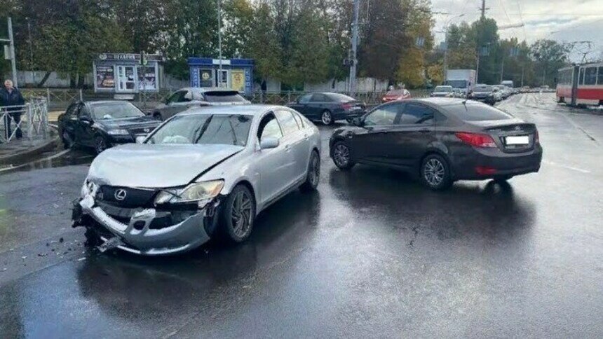 В Калининграде два автомобиля столкнулись на регулируемом перекрёстке  - Новости Калининграда | Фото: ГИБДД региона