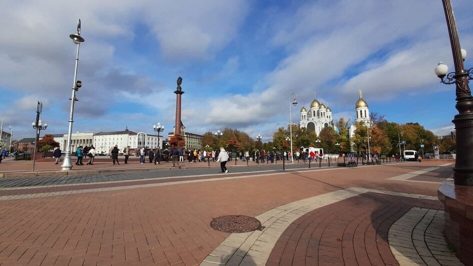 «Стою уже третий час»: калининградцы полдня ждут на улице, чтобы сделать прививку  - Новости Калининграда | Фото: Зоя Новгородцева