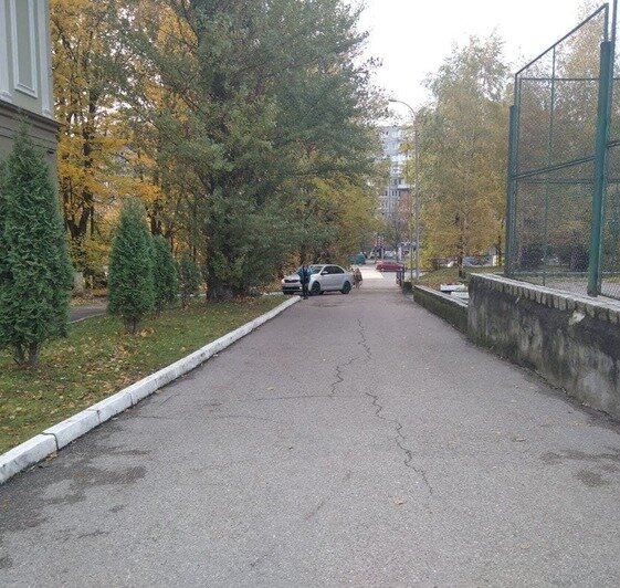 Возле лицея на Московском проспекте водителям оставляют записки с угрозами эвакуации (фото) - Новости Калининграда | Фото читателя