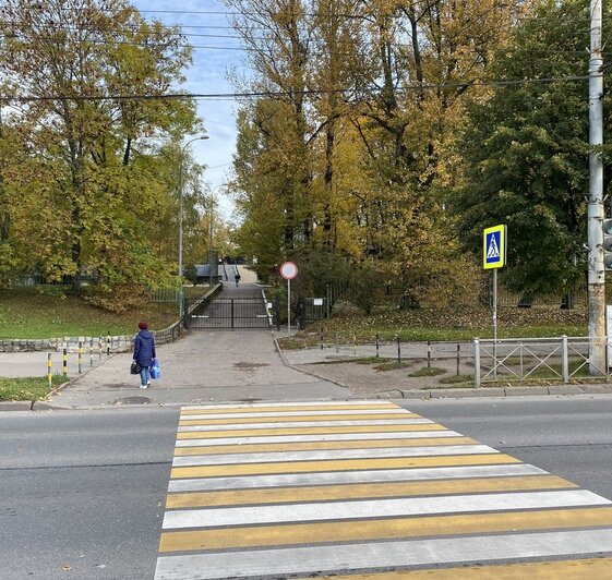 Возле лицея на Московском проспекте водителям оставляют записки с угрозами эвакуации (фото) - Новости Калининграда | Фото читателя