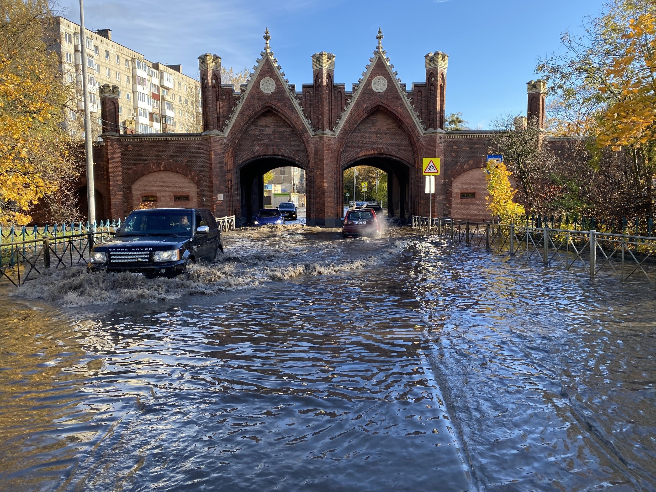 Последствия ночной грозы с ливнем у Бранденбургских ворот в Калининграде (фоторепортаж) - Новости Калининграда | Фото: Александр Подгорчук / «Клопс»