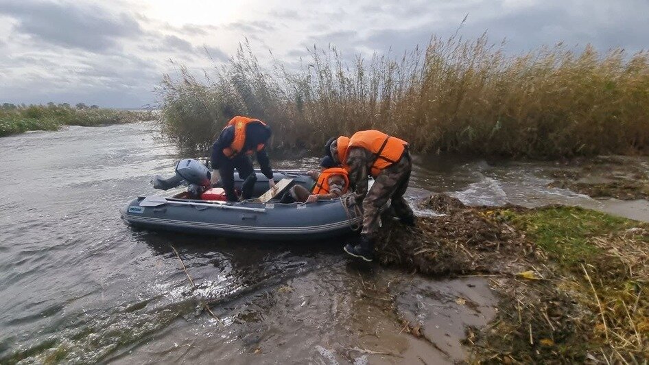 Пострадавшего доставили на лодке к берегу и вызвали скорую помощь | Фото: ПСО «Запад»