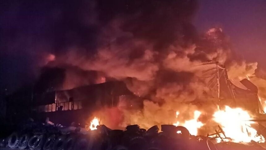 В Калининграде на Правой набережной горит склад покрышек  - Новости Калининграда | Фото: Главное управление МЧС России по Калининградской области