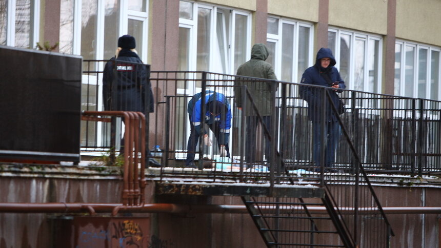 Медики и следователи осматривают тело девочки | Фото: Александр Подгорчук / «Клопс» 