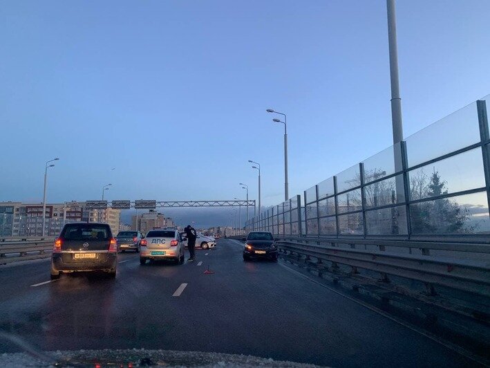 В Калининграде на Второй эстакаде занесло два автомобиля (фото) - Новости Калининграда | Фото очевидцев