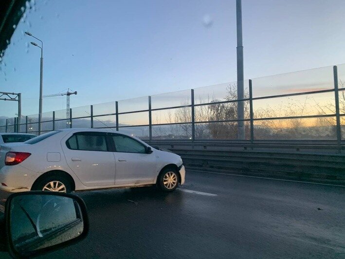 В Калининграде на Второй эстакаде занесло два автомобиля (фото) - Новости Калининграда | Фото очевидцев