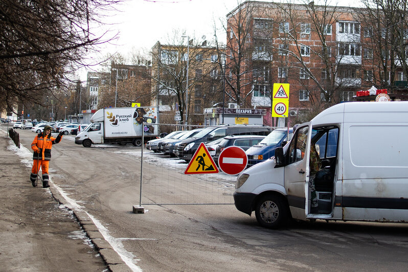 «Прыгнул на тротуар перед грузовиком»: что происходит в центре Калининграда из-за закрытой на ремонт Соммера - Новости Калининграда | Фото: Александр Подгорчук / «Клопс»