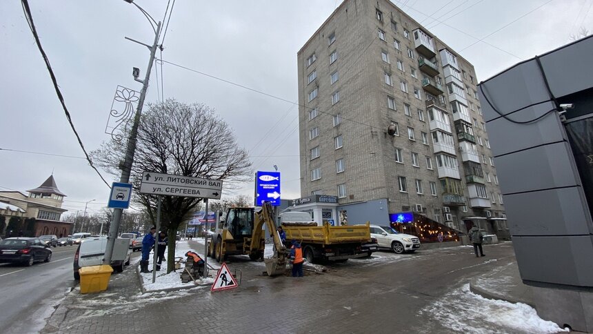 В центре Калининграда жилой дом, детсад и школа остались без холодной и горячей воды из-за аварии на трубопроводе - Новости Калининграда | Фото: Александр Подгорчук / «Клопс»