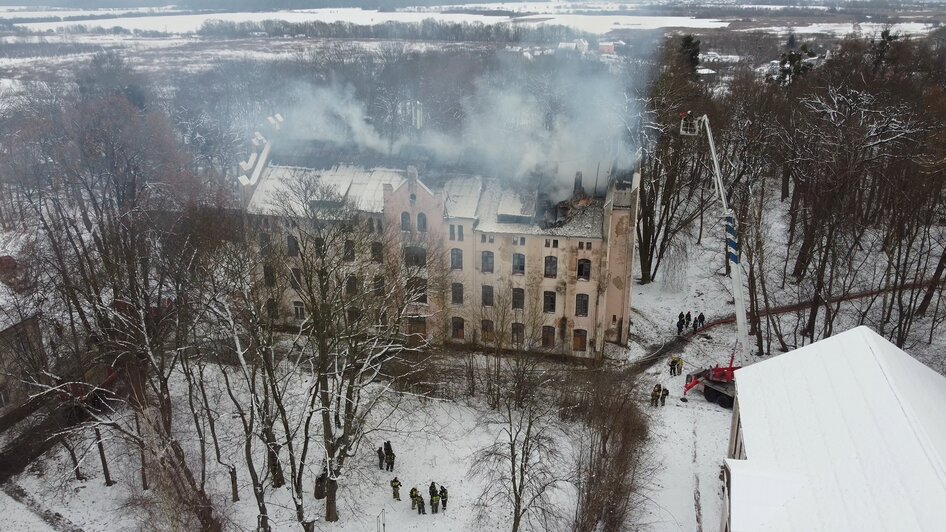 Пожар здания у замка Вальдау | Фото прислали местные жители