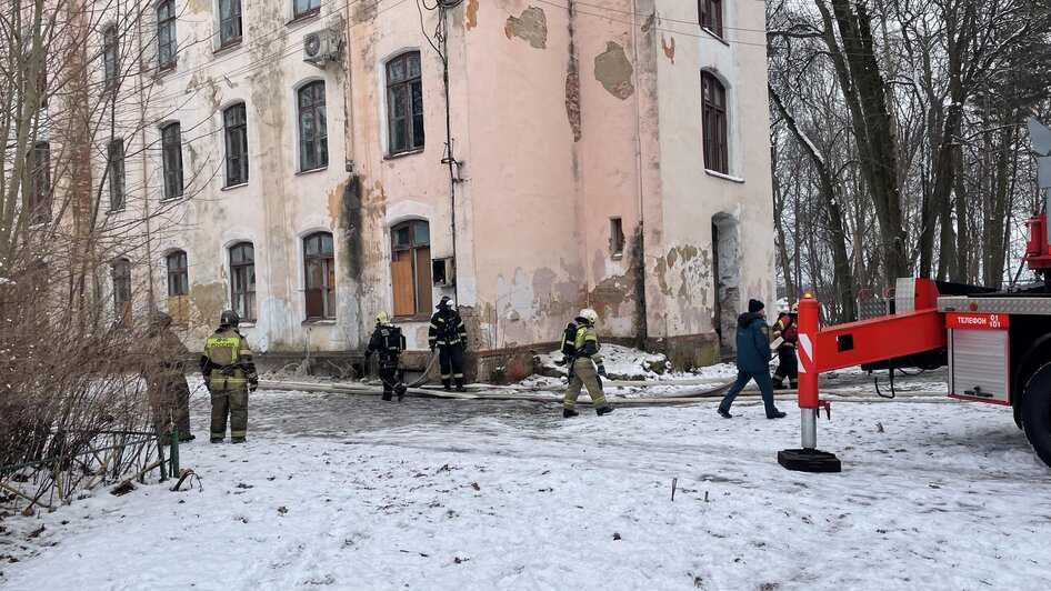 Полыхает до сих пор, воду качают из озера: что происходит в Низовье, где горит здание рядом с Вальдау (фото, видео) - Новости Калининграда | Фото: Артём Голобородько / «Клопс»