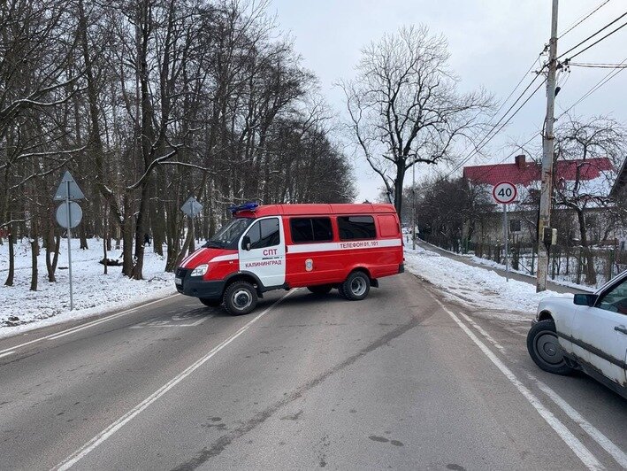 Полыхает до сих пор, воду качают из озера: что происходит в Низовье, где горит здание рядом с Вальдау (фото, видео) - Новости Калининграда | Фото: Артём Голобородько / «Клопс»