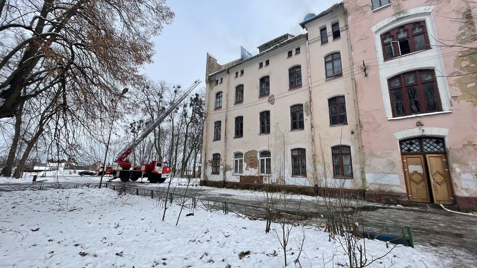 Полыхает до сих пор, воду качают из озера: что происходит в Низовье, где горит здание рядом с Вальдау (фото, видео) - Новости Калининграда | Фото: Артём Голобородько / «Клопс»